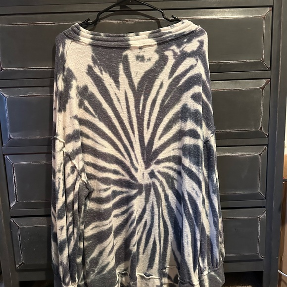 Free People Size M We The Free Best Catch Blue Tie Dye Long Sleeve Soft Tee $108 - Picture 3 of 7